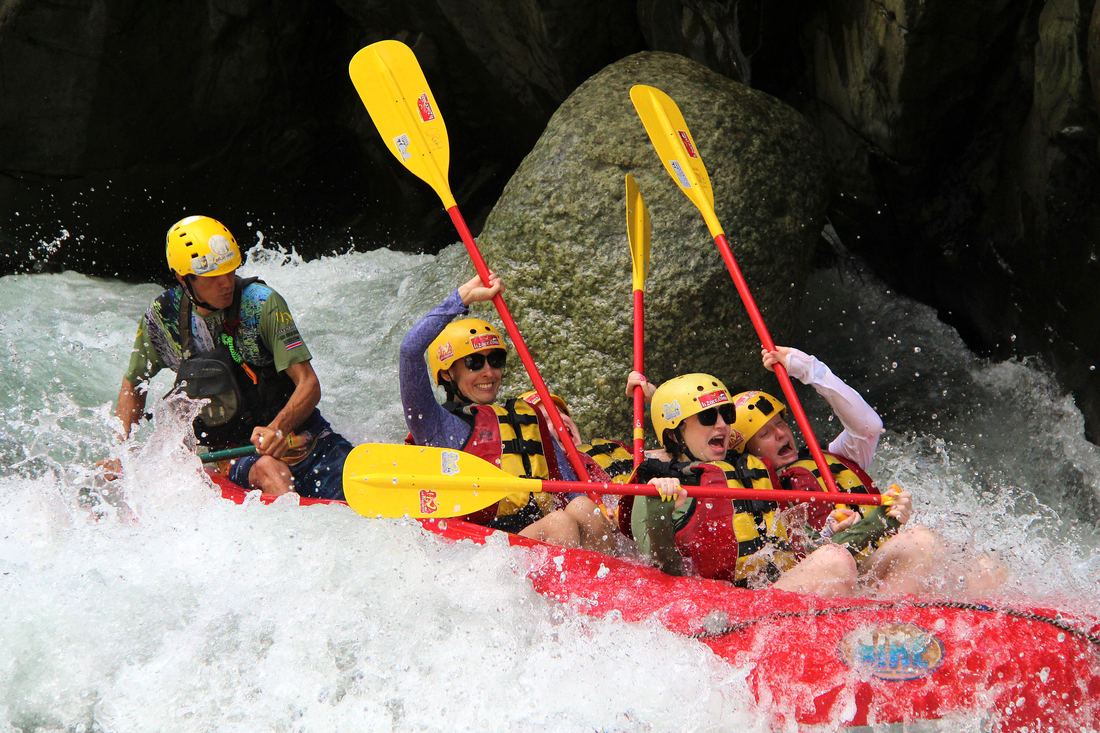 Paddlers hitting a wave in the Chorro canyon