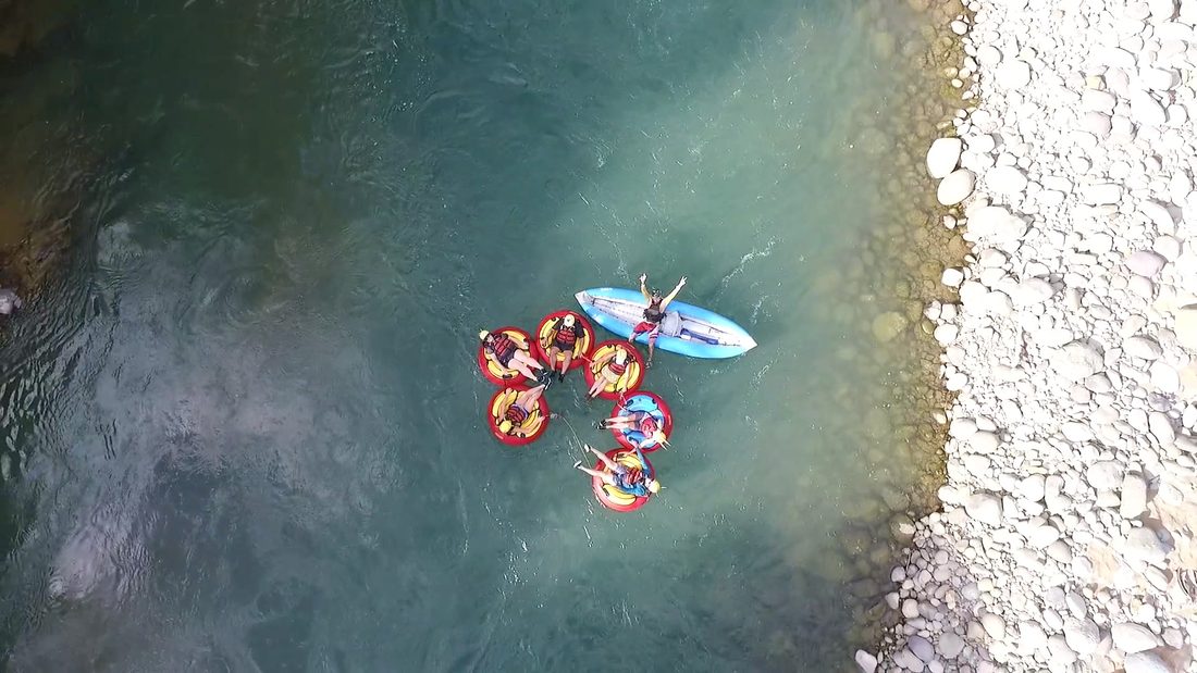 A group of tubes and a kayak seen from above on the Savegre