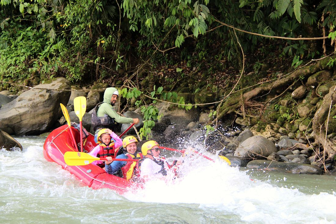 Family rafting a rapid on the Savegre