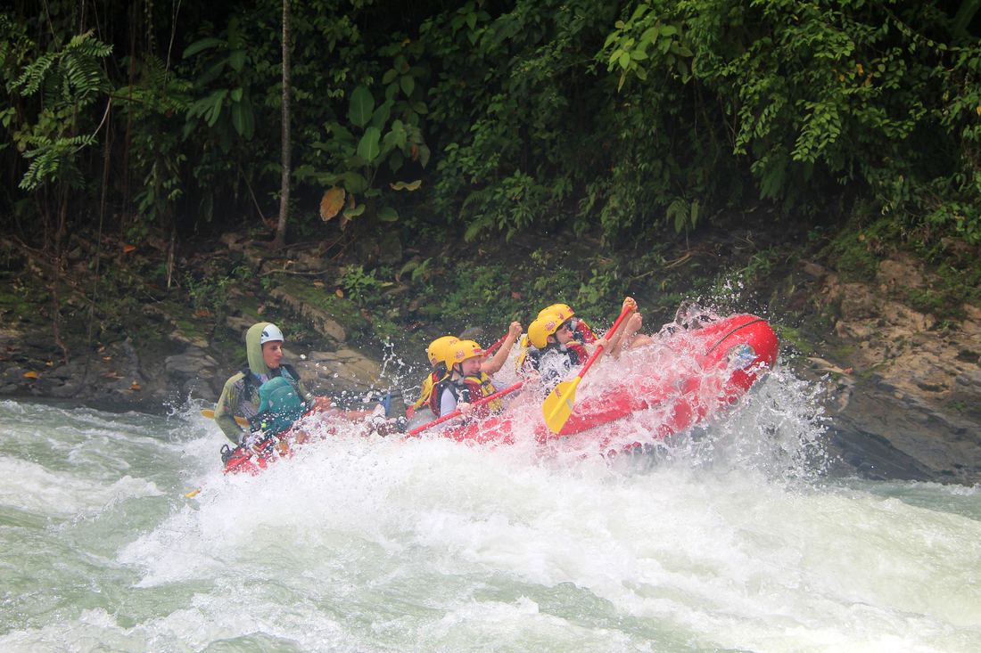 Raft punching through a wave on the Savegre