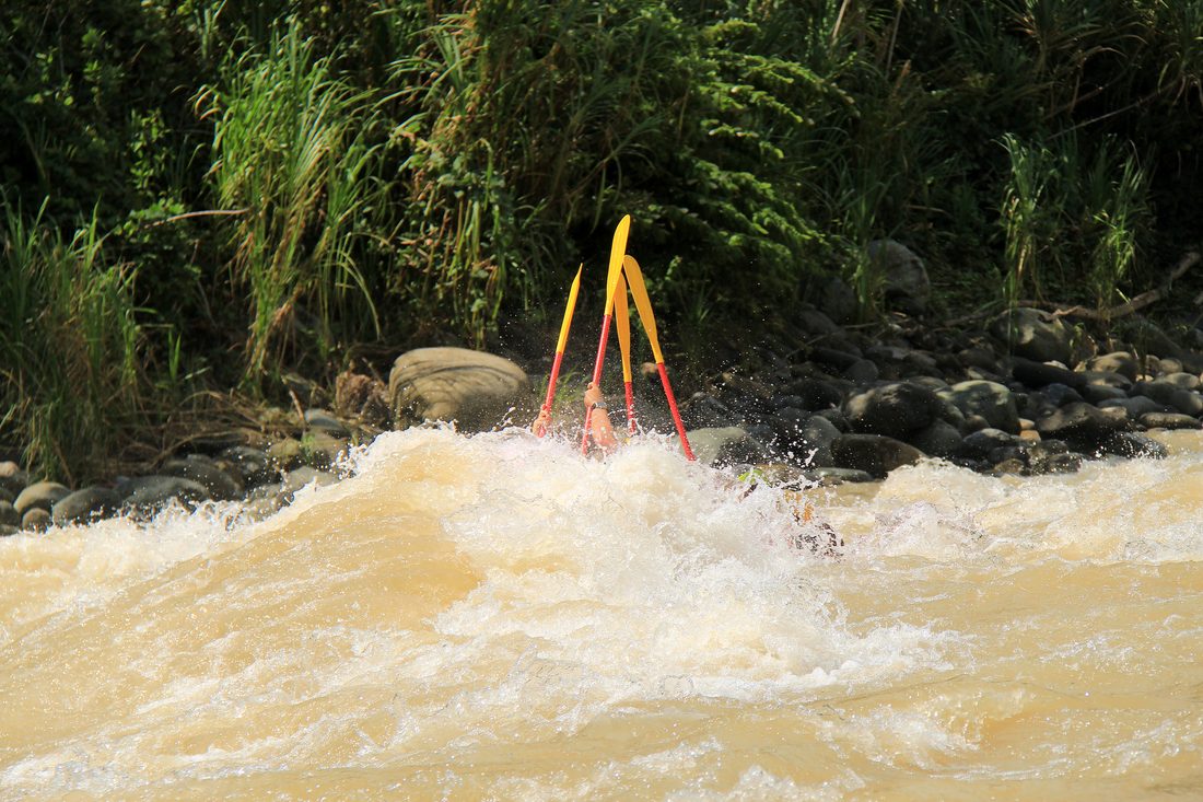 A raft buried in a big splash on the Savegre