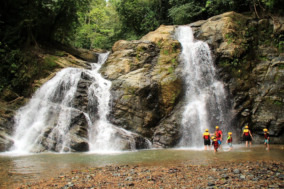 Guests walking to the waterfall beside the Savegre